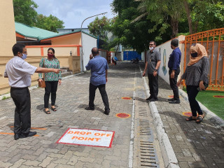 ސްކޫލްތައް އައު އާންމު ހާލަތުގައި ހުޅުވުމަށް ވަމުން އަންނަ ތައްޔާރީތަކުގެ ތެރެއިން އިމާދުއްދީން ސްކޫލުގެ ބޭރުގައި ކުރަހާފައިވާ އިރުޝާދުތައް އެޑިއުޝަންގެ ޓީމުން ބައްލަވާލައްވަނީ