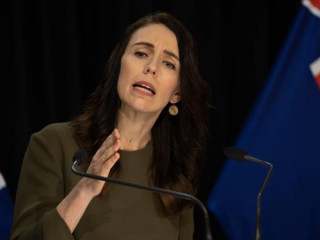 ނިއު ޒިލޭންޑްގެ ބޮޑުވަޒީރު ޖަސިންޑާ އާޑަން ނޫސްވެރިންގެ ބައްދަލުވުމުގައި ވާހަކަދައްކަވަނީ