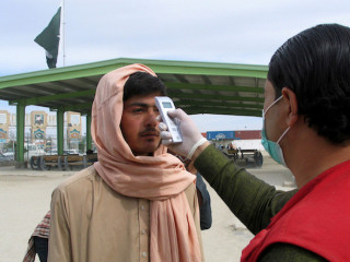 ޕާކިސްތާނުގައި މީހަކު ކޮވިޑް-19 އަށް ސްކްރީން ކުރަނީ