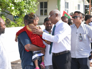 ރައީސް ސޯލިހު ދ. ރިނބިދޫއަށް ވަޑައިގެން، އެ ރަށު ރައްޔިތުންނާއި ސަލާމްކުރައްވަނީ