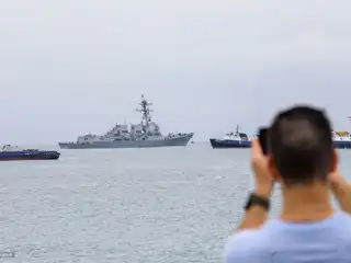 ވެނެޒުއޭލާ އިން ވަނީ އެމެރިކާގެ ތެލާއި، ބިމާއި ވަސީލަތްތައް ވަގަށް ނަގާފައި، އަނބުރާ އެތަކެތި ލިބެންދެން އަސްކަރީ ހަރަކާތްތައް ކުރިއަށް ދާނެ: ޓްރަމްޕް