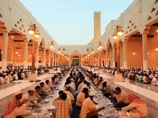 ސައުދީ އަރަބިއްޔާގެ ރިޔާޟްގައި ހުންނަ އިމާމް ތުރުކީ ބިން އަބްދުﷲ މިސްކިތުގައި، 2007 ވަނަ އަހަރުގެ ސެޕްޓެމްބަރު މަހުގެ 14 ވީ ހުކުރު ދުވަހު، ރަމަޟާން މަހުގެ ފުރަތަމަ ހުކުރު ދުވަހުގެ ރޯދަވީއްލަނީ.