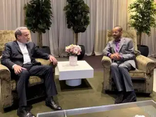 ސްވިޒަލޭންޑްގެ ޖެނީވާގައި 2026 ފެބްރުއަރީ 25 ވީ ބުދަ ދުވަހު، އީރާނުގެ ޚާރިޖީ ވަޒީރު އައްބާސް އަރަގްޗީ (ވ)، އޮމާންގެ ޚާރިޖީ ވަޒީރު ބަދުރު އަލް ބުސައިދީއާ ބައްދަލުކުރައްވަނީ.