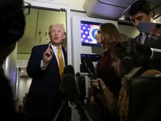 އެއަރފޯސް ވަން ގައި އެމެރިކާގެ ރައީސް ޑޮނަލްޑް ޓްރަމްޕް ރިޕޯޓަރުންނާ ވާހަކަ ދައްކަވަނީ