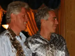 އެމެރިކާގެ ސްޓޭޓް ޑިޕާޓްމަންޓުން އާންމުކޮށްފައިވާ ފޮޓޯތަކުގެ ތެރެއިން އެއް ފޮޓޯއަކުން، އިނގިރޭސިވިލާތުގެ ބޮޑުވަޒީރުގެ ރަސްމީގެ، ނަންބަރު 10 ޑައުނިންގް ސްޓްރީޓްގެ ބޭރުގައި ބިލް ކްލިންޓަން އަދި ޖެފްރީ އެޕްސްޓީން ތިއްބަވަނިކޮށް ފެނޭ.