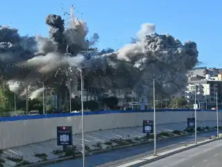 ހަނގުރާމައިގެ ތެރެއިން ހަމަލާ އަމާޒުވި އިމާރާތެއްގެ މަންޒަރު