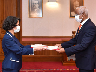 ތުރުކީވިލާތުގެ ސަރުކާރުން ރާއްޖެއަށް ކަނޑައެޅުއްވި އައު ސަފީރު، އެކަމަނާގެ ސަފީރުކަމުގެ ފަތްކޮޅު، ރައީސުލްޖުމްހޫރިއްޔާއަށް އަރުވަނީ