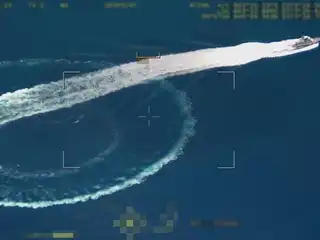 ވ. ކެޔޮދޫ ކައިރިން ދަތުރުކުރި ލޯންޗު ބަންޑުން ޖަހާލި ސަރަހައްދު. ގެއްލުނު ދެމީހުން ހޯދުމަށް ކަނޑާއި ވައިގެ މަގުން ބޮޑު ސަރަހައްދެއް ވަނީ ބަލާފައި. 