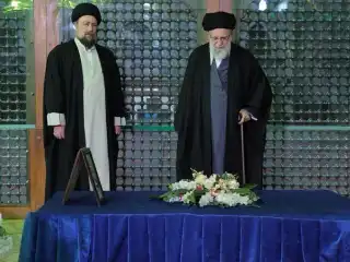 އީރާނުގެ ރޫހާނީ ލީޑަރު އާޔަތުﷲ އަލީ ޚާމަނާއީ އާއި، އެ ގައުމުގެ 1979 ވަނަ އަހަރުގެ އިސްލާމީ އިންގިލާބުގެ ބާނީ ރޫހުﷲ ޚުމައިނީގެ ކާފަދަރިކަލުން ހަސަން ޚުމައިނީ، ޚުމައިނީގެ މަގުބަރާ އަށް ޒިޔާރަތްކުރެއްވުން.
