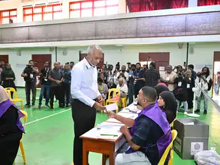 ރައީސުލްޖުމްހޫރިއްޔާ ޑރ. މުޙައްމަދު މުޢިއްޒު، ލޯކަލް ކައުންސިލް އިންތިޚާބާއި އާންމު ފެންނަނުފެންނަ ވޯޓުގައި ވޯޓުލައްވަނީ