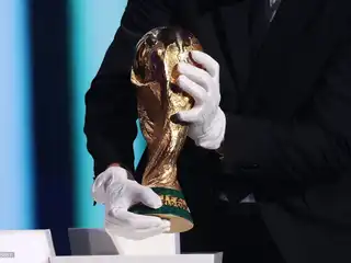 ޑިސެމްބަރު 05، 2025 ގައި ވޮޝިންޓަންގެ ޖޯން އެފް ކެނެޑީ ސެންޓަރ ފޯ ދަ ޕާފޯމިންގ އާޓްސްގައި އޮތް ފީފާ ވޯލްޑް ކަޕް 2026 ގެ އޮފިޝަލް ޑްރޯ ނެގުމުގެ ރަސްމިއްޔާތުގައި ފީފާ ވޯލްޑް ކަޕް ޓްރޮފީ ސްޓޭޖު މަތީގައި ދައްކާލަނީ.