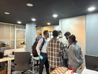 ފުލުހުން އަދަދު ނޫހުގެ އޮފީހުގައި ހަރަކާތްތެރި ވަނީ