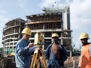 އިތިއޯޕިއާގެ އެޑިސް އަބާބާގައި ހުންނަ އެފްރިކަން ޔޫނިއަންގެ އާ އިމާރާތްތަކުގެ މަސައްކަތުގައި، 2010 ވަނަ އަހަރުގެ ނޮވެމްބަރު މަހުގެ 17 ވަނަ ދުވަހު ޗައިނާގެ ކޮންސްޓްރަކްޝަން މަސައްކަތްތެރިއަކު އިތިއޯޕިއާގެ މަސައްކަތްތެރިންނާއެކު ހަރަކާތްތެރިވަނީ.