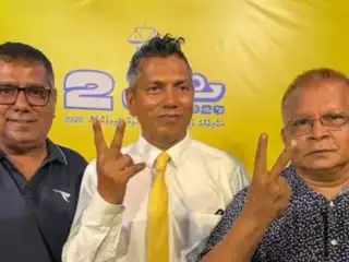 ހިތަދޫ އުތުރު ދާއިރާގެ ބައި- އިލެކްޝަން ކާމިޔާބުކުރި އެމްޑީޕީ ކެނޑިޑޭޓް އަބްދުﷲ ސޯދިގު (ސޯބެ) އާއެކު ޒުހައިރު (ކ) ފޮޓޯ އަކަށް ހުއްޓިގެން: ސޯބެ އަކީ ޒުހައިރުގެ ކޮއްކޮގެ ފިރިމީހާ