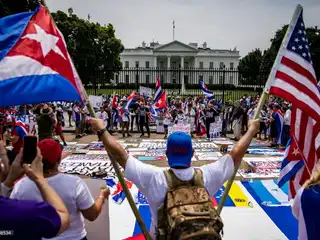 ވޮޝިންޓަން ޑީސީ ގައި ހުންނަ ވައިޓް ހައުސްގެ ބޭރުގައި ކިއުބާ ސަރުކާރާ ދެކޮޅު މުޒާހަރާތައް ކުރިއަށް ގެންދިއުމަށް ތާއީދުކޮށް މީހުން މުޒާހަރާ ކުރަނީ - ޖުލައި 25، 2021. 