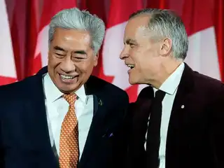 ކޮންޒަވޭޓިވް ޕާޓީ އިން ވަކިވެ ލިބަރަލް ޕާޓީއާ ގުޅުނު މެމްބަރު މައިކަލް މާ، އަދި ކެނެޑާގެ ބޮޑު ވަޒީރު ކާނީ