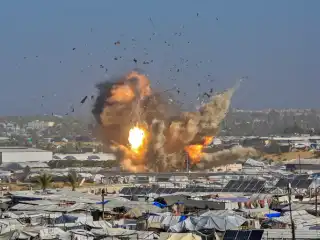 ޣައްޒާގެ ދެކުނުގައިވާ ޚާން ޔޫނިސްގެ ހުޅަނގު ސަރަހައްދަށް އިޒްރޭލުން ދިން ވައިގެ ހަމަލާއަކާ ގުޅިގެން، ގެދޮރު ގެއްލިފައިވާ ފަލަސްތީނު ރައްޔިތުން ވަގުތީ ގޮތުން ބޯހިޔާވަހިކަން ހޯދަމުންދާ ހިޔާވަހިން ދުމާއި އަލިފާން އަރަނީ.