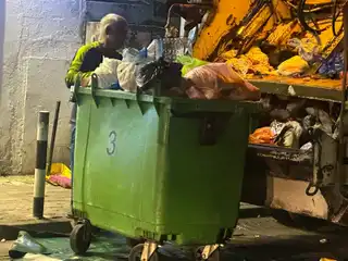 ވެމްކޯ ގެ މުވައްޒަފަކު ކުނި ނެގުމުގެ މަސައްކަތް ކުރަނީ