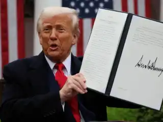 އެމެރިކާގެ ސުޕްރީމް ކޯޓުން ޓްރަމްޕްގެ ޓެރިފްތަކަށް ހުރަސްއަޅައި, އެއީ ބާރުގެ ނަހަމަ ބޭނުން ހިފުން ކަމަށް ކަނޑައަޅާ ހުކުމް ކޮށްފި