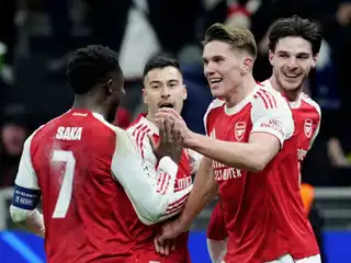 މެޗުގައި ލަނޑު ޖެހުމަށް ފަހު އާސެނަލްގެ ކުޅުންތެރިން އުފާ ފާޅު ކުރަނީ