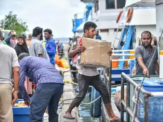 ރަށަކަށް ގެންދިއުމަށްޓަކައި މުދާތަކެއް ބޯޓަށް އަރުވަނީ