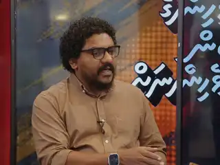ކެންދޫ ދާއިރާގެ މެންބަރު މައުރޫފް ޒާކިރު "ދިވެހިންގެ ބިން ދިވެހިންނަށް" ކަވަރޭޖްގައި ވާހަކަދައްކަވަނީ 