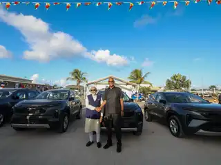 ސީޝެލްސް ކޯސްޓްގާޑް ބޭހުގައި ބޭއްވި ރަސްމިއްޔާތެއްގައި، އެ ގައުމުގެ ޑިފެންސް ފޯސް (އެސް.ޑީ.އެފް) އަށް ބޭނުންވާ ފާސްޓް ޕެޓްރޯލް ވެސެލް "ލެސްޕްވާ" އާއި، އެމްބިއުލަންސްތަކުގެ އިތުރުން ޔުޓިލިޓީ ވެހިކަލްތައް ހަވާލުކުރުމުގެ ރަސްމިއްޔާތުގައި ރައީސް ޑރ. ޕެޓްރިކް ހާމިނީއާއެކު މޯދީ ބައިވެރިވެވަޑައިގަންނަވަނީ.