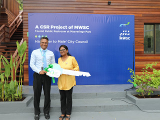 މަސްވެރިންގެ ޕާކުގައި ހެދި ރެސްޓް ރޫމްގެ ތަޅުދަނޑި މާލެ ސިޓީ ކައުންސިލްގެ މޭޔަރު ޝިފާ (ކ) އާއި އެމްޑަބްލިއުއެސްސީގެ އެމްޑީ އާޒިމް (ވ) ހަވާލުކޮށްދެއްވަނީ