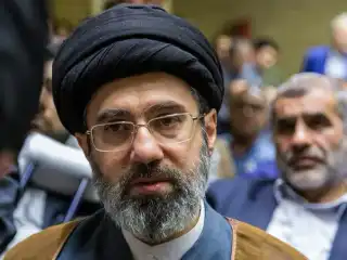 އީރާންގެ ރޫހީ ލީޑަރު މުޖުތަބާ ޚާމަނާއީގެ މޫނާއި ފައިގައި ބޮޑެތި ޒަޚަމު ތަކެއް 