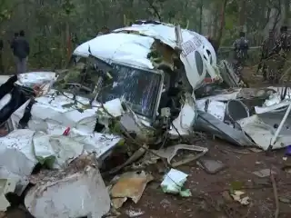 ބީޗްކްރާފްޓް މަރުކާގެ އެއާ އެމްބިއުލާންސް ވެއްޓުނު ސަރަހައްދުގައި ފުލުހުންނާއި ސަލާމަތީ ހިދުމަތްތަކުގެ މުވައްޒަފުން ހަރަކާތްތެރި ވަނީ