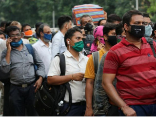 އިންޑިޔާގެ ބަސް ސްޓޭޝަނެއްގައި ބަޔަކު ކިޔު ހަދައިގެން