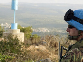 އދ ގެ ޞުލްޙަބަލަހައްޓާ ފައުޖުގެ އޮފިސަރަކު \"ބްލޫ ލައިން\" ގައި ޕެޓްރޯލް ކުރަނީ