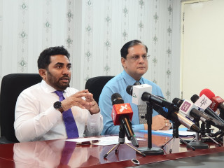 ހެލްތް މިނިސްޓަރ އަބްދުﷲ އަމީން (ވ) އަދީ ދުނިޔޭގެ ޞިއްޚަތު ޖަމްޢިއްޔާއިން ދިވެހިރާއްޖެއަށް ކަނޑައަޅުއްވާފައިވާ މަންދޫބު ޑޮކްޓަރ އަރުވިންދު މާތުރު (ކ)