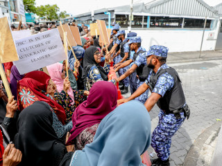 ކުރީގެ ރައީސް އަބްދުﷲ ޔާމީންގެ ޝަރީއަތް ކުރިއަށް ދިޔައިރު އިދިކޮޅުން ބޭއްވި މުޒާހަރާގެ ތެރެއިން