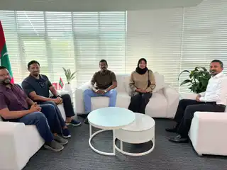 އެޓަރނީ ޖެނެރަލް ހުޝާމް އާއި ބައެއް ކެނޑިޑޭޓުން ބައްދަލުކުރަނީ