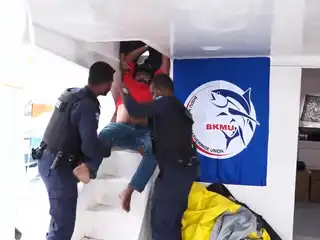 މައުރޫފު އަށް އަނިޔާވީ ފުލުހުން އޭނާ ހައްޔަރު ކުރުމުގެ ތެރޭގައި ދޯނީގެ ސިޑިން ދާމާ ކޫއްތާފައި ގަދަކަމުން ބޭލުމުގެ ތެރޭގައި: ނިޝާން