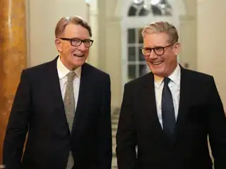 އެޕްސްޓީން މައްސަލައިގެ ތުހުމަތު އަމާޒުވުމުން މެންޑެލްސަން، ބޮޑު ވަޒީރު ސްޓާމާގެ ލޭބާ ޕާޓީ އިން އިސްތިއުފާ ދީފި