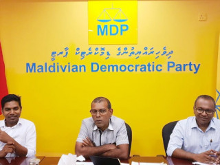 MDP leader Nasheed (c) with chairman Latheef (r)