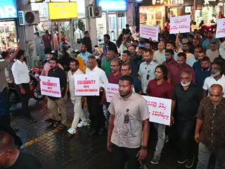 ނޫސްވެރިން ދޫކޮށްލަން ގޮވާލާ މާލޭގައި ކުރި މުޒާހަރާއިން 10 މީހަކު ހައްޔަރުކުރި!