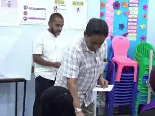 މިއަދު ކުރިއަށް ގެންދާ ތިން އިންތިޚާބުގެ ވޯޓު ކުރީގެ ރައީސް އަބްދުﷲ ޔާމީން ލައްވަނީ. 