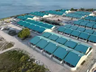  މި 100 ހައުސިން ޔުނިޓަކީ ތުޅާދޫއަށް ދިމާވެފައި އޮތް ބޯހިޔާވަހިކަމުގެ މައްސަލަ ހައްލުކުރުމަށް ކުރީގެ ރައީސް އިބްރާހީމް މުހައްމަދު ސާލިހުގެ ސަރުކާރުން ކުރިއަށް ގެންދިޔަ މަޝްރޫއެއް