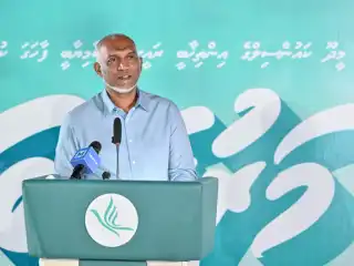 އާދިއްތަ ދުވަހުގެ ރޭ ދ.މީދޫގައި ބޭއްވި ޕީއެންސީ ޖަލްސާގައި ރައީސް ޑރ.މުހައްމަދު މުއިއްޒު ވާހަކަފުޅު ދައްކަވަނީ.
