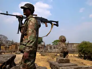 11 ވަނަ ގަރުނުގެ ފައްޅި އެއް ގެ ސަރަހައްދު ކެމްބޯޑިއާގެ ސިފައިންގެ މީހަކު ބަލަހައްޓަނީ