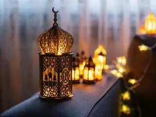 ކުލަތަކުން އަލިވެފައިވާ ފާނޫޒުތަކެއް.