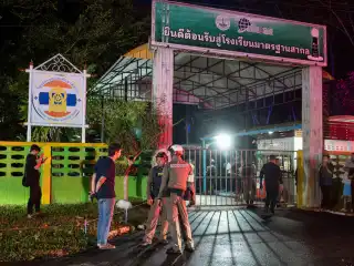 ތައިލެންޑުގެ ދެކުނުގެ ޕްރޮވިންސެއް ކަމަށްވާ ސޮންގްކްލާގައި ހުންނަ ޕަޓޮންގްޕްރަތަންކިރިވަޓް ސްކޫލަށް ހަތިޔާރު އެޅި މީހަކު ވަދެ، އެތަނުގެ މުދައްރިސުންނާއި ދަރިވަރުންގެ ތެރެއިން ގިނަ އަދަދެއްގެ ބަޔަކު ރަހީނުކުރި ހާދިސާއާ ގުޅިގެން، 2026 ފެބްރުއަރީ 11 ވަނަ ދުވަހު ފުލުހުންނާއި އާންމުން އެ ސްކޫލުގެ ގޭޓު ކައިރިއަށް އެއްވެފައި.