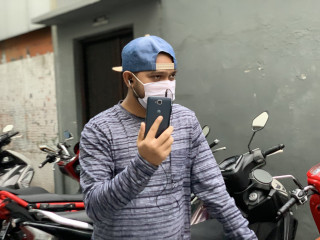 މާލޭ މަގުމަތީގައި މީހަކު މާސްކެއް އަޅައިގެން - ގިނަ މީހުން މާސްކު އަޅާ