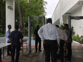 ފަނޑިޔާރު އަބްދުﷲ ދިީދީގެ ތަހުގީގު އަޑު އެހުމަށް މީހުން ކިޔުގައި ޖެހިފައި