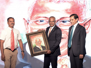 އިންޑިޔާގެ ކުރެހުންތެރިއެއް ކުރަހާފައިވާ ރައީސް ސޯލިހުގެ ކުރެހުމެއް ހަދިޔާކުރަނީ