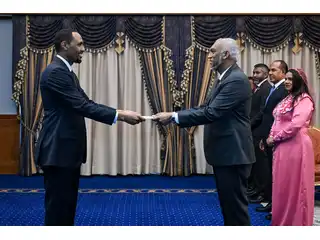 ފެޑަރަލް ރިޕަބްލިކް އޮފް ސޯމާލިޔާގެ އައު ސަފީރު އެމަނިކުފާނުގެ ސަފީރުކަމުގެ ފަތްކޮޅު ރައީސުލްޖުމްހޫރިއްޔާއަށް އަރުވަނީ