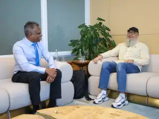 ޝައިހް އާސިމް ރާއްޖެ ވަަޑައިގަތުމުން، މޭޔަރު އާޒިމް އެއަރޕޯޓުން މަރުހަބާ ދަންނަވަނީ.